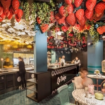 他们将草莓“种”在天花板上，打造了一个爱丽丝梦游仙境般的甜品空间